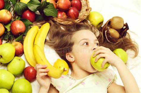 Eet Leuk Fruit Om Te Zijn Kleine Meisjes Die Appelen Samen Eten De