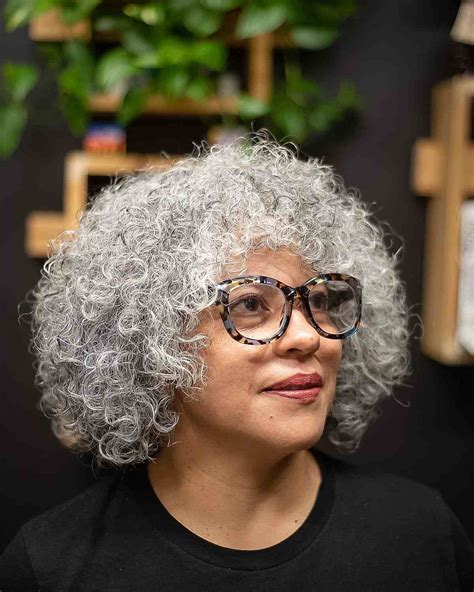 18 cortes de cabelo bob curtos e empilhados para realçar seus cachos