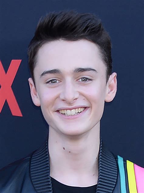 Noah is chosen by god to undertake a momentous mission before an apocalyptic flood cleanses the world. Noah Schnapp - AlloCiné