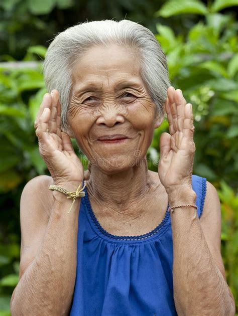 De Oude Aziatische Vrouw Van Het Portret Met Gebaren Stock Afbeelding