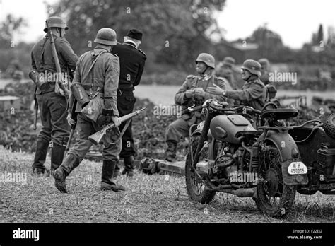 World War 11 Soldiers On The Battlefield Stock Photo Alamy
