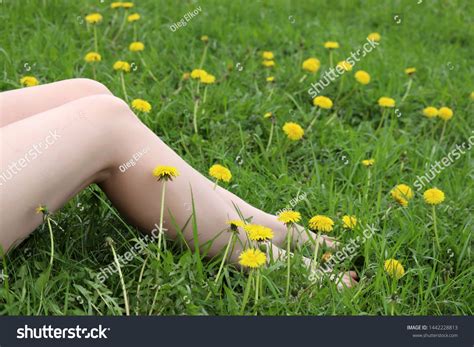 Naked Female Legs On Grass Barefoot Foto De Stock Shutterstock
