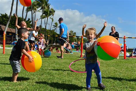 Juegos al aire libre son generalmente juegos que para su desarrollo requieren de espacios extensos ya que presentan movimientos amplios que impedirán el normal desenvolvimiento si se realizaran en salones o cualquier otro tipo de sitio. 4 JUEGOS AL AIRE LIBRE PARA NIÑOS | sanitas promosalud