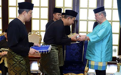Menteri besar johor osman sapian telah meletakkan jawatan semalam, menurut perdana menteri dr mahathir mohamad. MB baru perlu jadi jambatan Putrajaya dan istana Johor ...