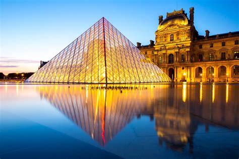 Les Monuments Les Plus Embl Matiques De Paris En Pyramide Du Louvre Louvre Mus E Du