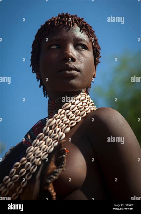 mujer de la tribu hamer en traje tradicional turmi valle de omo etiopía fotografía de stock