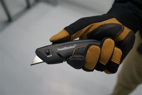 Auto Retracting Utility Knife Southwire