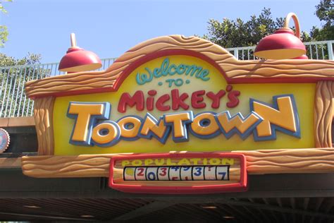 Discovering Mickeys Toontown At Disneyland Me And The Mouse Travel