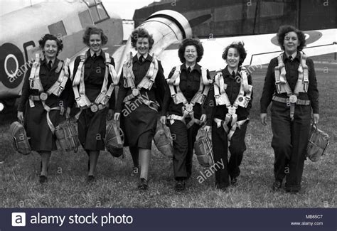 Air Transport Auxiliary Female Wwii Pilots And Crew Britain 1942 Stock