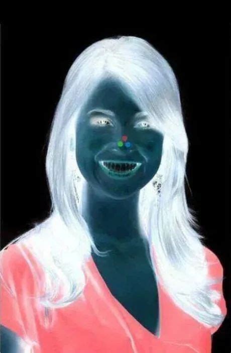 Stare At The Red Dot On Her Nose For 30 Seconds And Then Look At A
