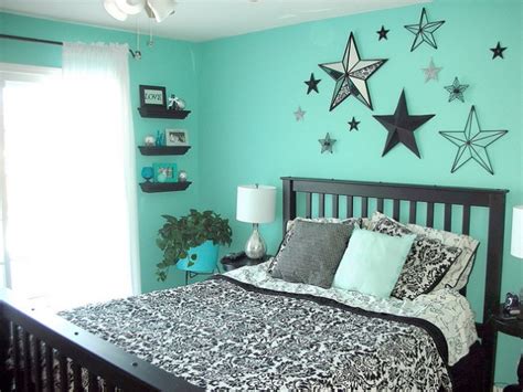 The colour combination in your bedroom walls are a direct reflection of your family's personality, choosing and creating the right colour combination is one of the so, we suggest you some of the best two colour combination ideas for your bedroom walls and the exact paint colours to recreate it. Teal bedroom idea - FaveThing.com