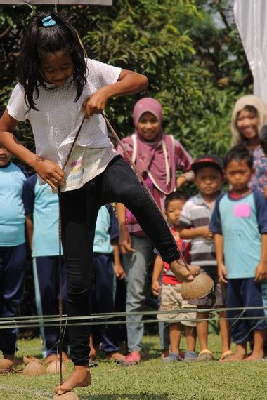 Berkait rapat dengan perkembangan tersebut, generasi muda hari ini lebih terdedah kepada alam siber dan permainan komputer sehingga melupakan permainan tradisional yang. 1_Bakiak Batok » Budaya Indonesia