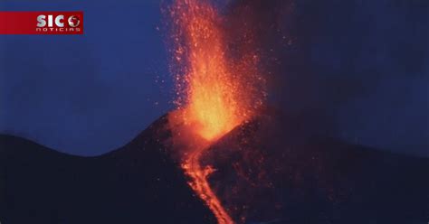 Комплекс стратовулкан currently about 3329 m (changing due to eruptive activity and collapse of its crater rims). SIC Notícias | Vulcão Etna em erupção