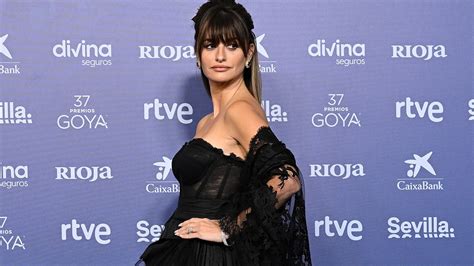 Penélope Cruz Deslumbra Con Un Vestido Gótico En Los Premios Goya 2023 Vogue