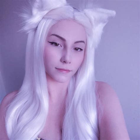 Twitch Streamer Annynanaki With White Hair And White Cat Ears Cosplay