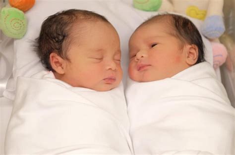 Gambar Bayi Kembar Yang Baru Lahir Adzka