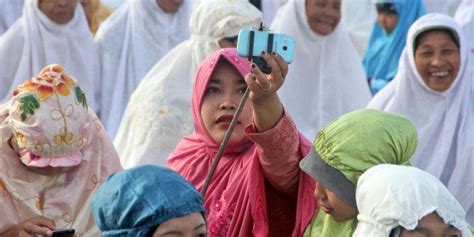 Indonesian Cleric Calls Selfies A Sin Muslim Youth Respond With More