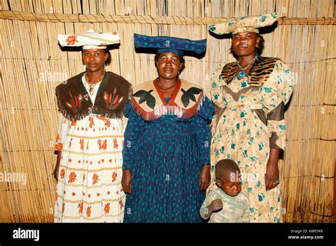 Les Femmes Portant Le Costume Traditionnel Sehitwa Botswana Africa Photo Stock Alamy