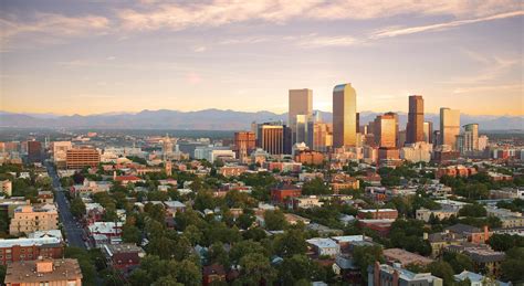Панорама денвера скульптура укрощение мустанга в центре. Urlaub in Denver: Attraktionen in Colorado