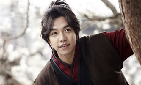 He's wearing a mask and a hat, but you already know that's lee seung gi. Lee Seung Gi Lost Weight for "Gu Family Book" | Soompi