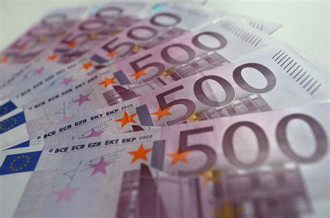 Vor allem in händen von vermutlich würden einzelne scheine kriminelle kreise nie verlassen: 500 Euro Scheine - 500 Euro Schein Wird Abgeschafft Alle ...