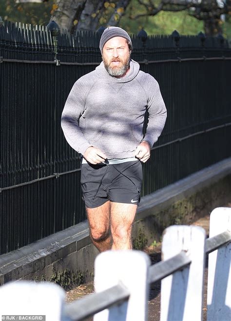 Jude Law 47 Shows Off His Muscular Legs As He Goes For A Lockdown Run Daily Mail Online