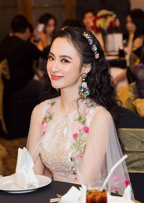 Ca sỹ tự do từ bé trinh đã rất mê đóng phim, cô bé đã đóng hơn 30 vai diễn đầy đủ mọi tính cách. Hiếm hoi lắm, Angela Phương Trinh không hở bạo mà vẫn đẹp ...