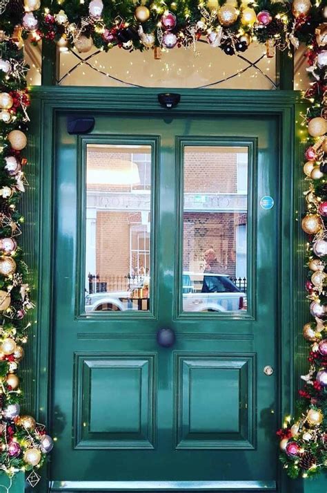 35 Stunning Christmas Front Doors Decoration Ideas New 2021 Page 10