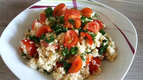 Zarter couscous, frisches gemüse wie tomaten, gurke und paprika sowie feine gewürze machen den salat zu einem schnellen. Couscous mit Kirschtomaten | Couscous Salat | Vegan - YouTube