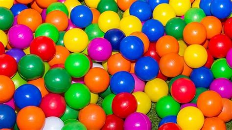 bermain lempar bola💠mainan anak perempuan💠mandi bola warna warni youtube