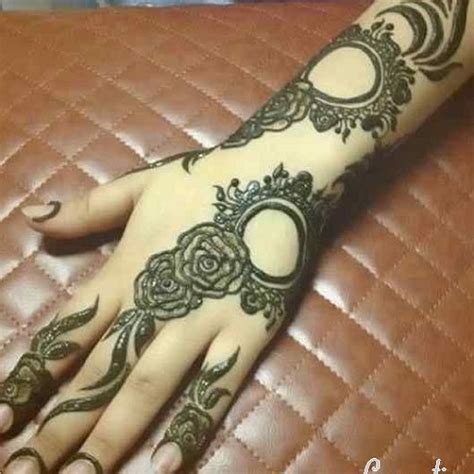 These offers consist of simple mehndi designs for left hand palm along with the usage of mehndi in which the designers make the best henna mehndi cone and cream. 20 Latest Khaleeji Mehendi Designs in Trend (2021)