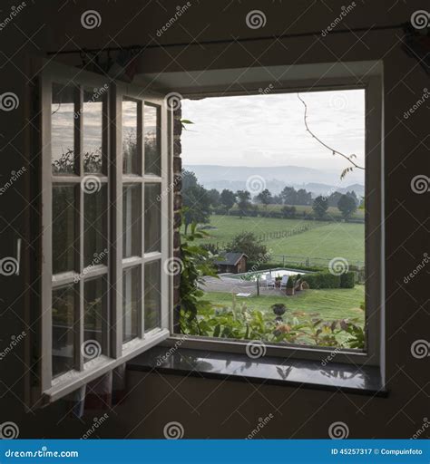 Voir La Fenêtre Avec Le Paysage Image Stock Image Du Sunlight Jardin