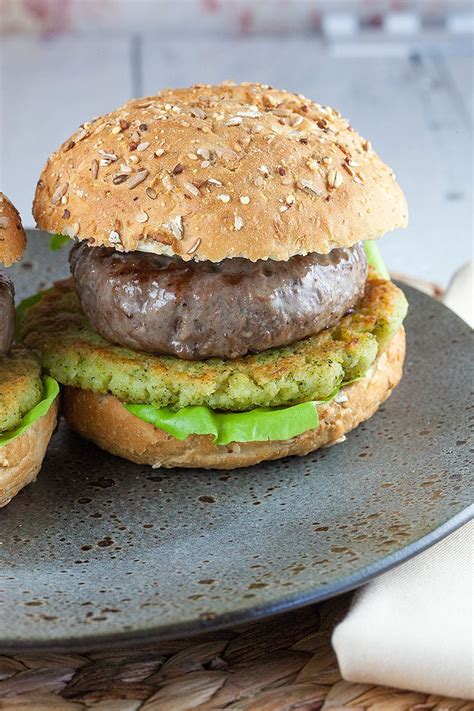 When the hamburger and broccoli are ready, you can combine them in the saute pan. Broccoli en rundvlees hamburger recept | Recept ...