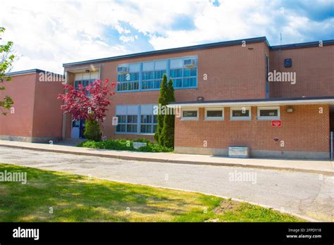 Suburban Public Elementary School Stock Photo Alamy