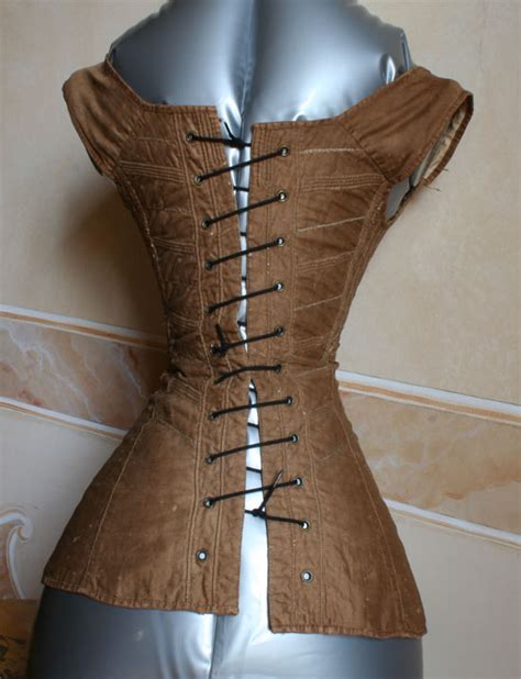 An easy, step by step, illustrated guide to making a corset. Some historical view on corsets and 19th century dresses ...