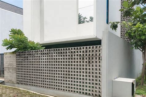 Pagar besi minimalis jenis tempa memang menjadi pagar favorit, tidak hanya bagi yang mempunyai rumah minimalis. 6 Inspirasi Loster, Hiasi Rumah dengan Sentuhan Simpel