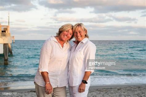 Mature Lesbian Couple Beach Stock Fotos Und Bilder Getty Images