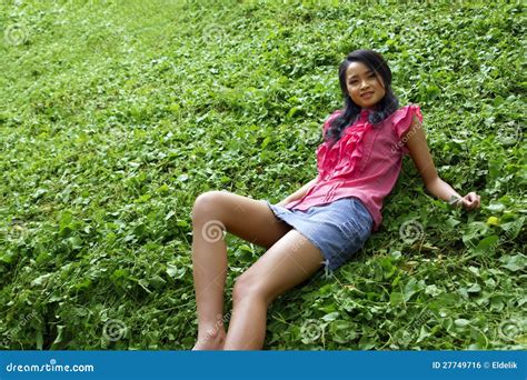 Fille Asiatique Avec La Mini Jupe Photo Stock Image Du Beau
