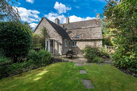 Cool stay of the week: a cosy cottage in the Cotswolds countryside ...