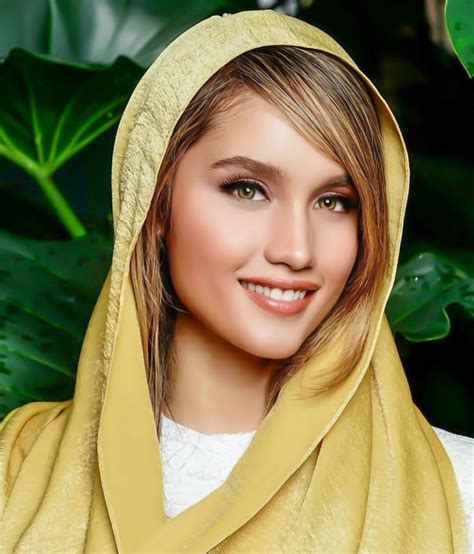9 Potret Memesona Cinta Laura Saat Kenakan Hijab Bikin Adem