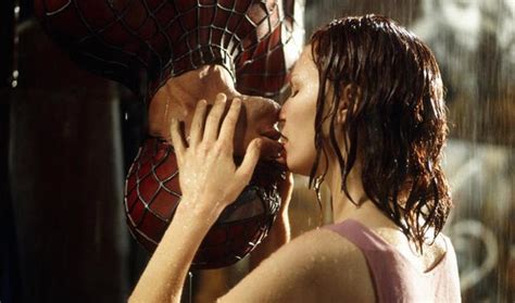 9 That Upside Down Kiss Spider Mans 15 Most Iconic Moments Pictures Cbs News