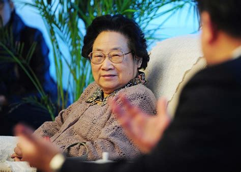 Chinas Nobel Prize Winner Tu Youyou Faces Criticism For