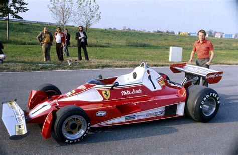 Niki Lauda Aut Posa Ao Lado De Sua Ferrari Nos Testes Realizados Em