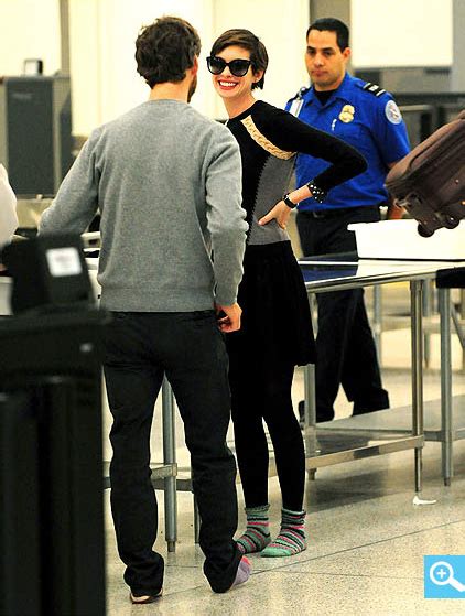 Anne Hathaway In My Shae Sweater Anne Hathaway Style Celebrity Airport