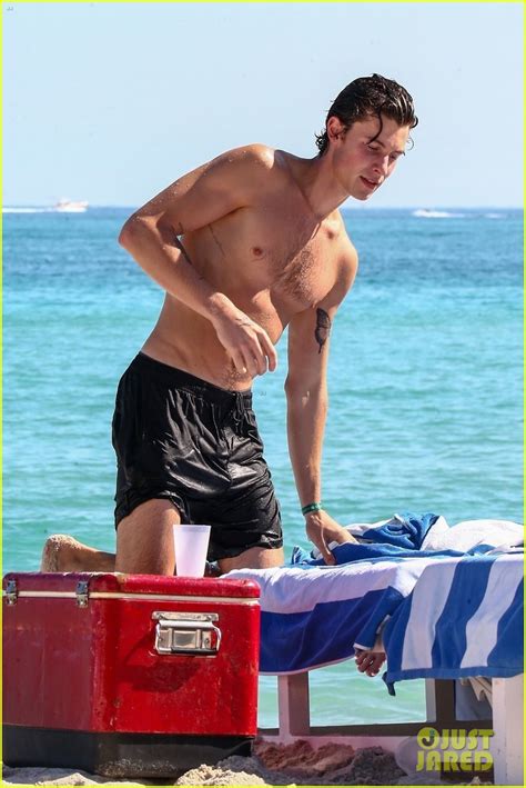 Shawn Mendes Shows Off His Shirtless Bod At The Beach In Miami Photos Photo 1334927 Photo