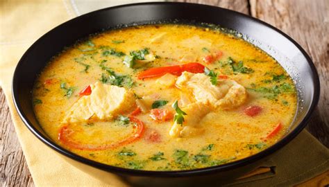 Jeg undlader i øjeblikket, at komme chili i under tilberedningen (eller bruger kun meget lidt), og så topper vi med finthakket chili og chili skåret i ringe ved servering. Thaisuppe med torsk og rød karri - AlleTilbords