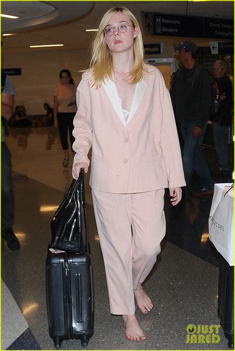 Photo Elle Fanning Goes Barefoot At Lax Airport00101mytext Photo