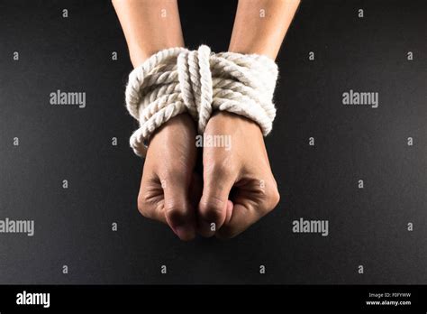 Weiße Weibliche Hände Mit Weißen Seilen Gefesselt Bondage