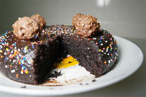 Kek coklat moist yang mudah, sedap, lembut, gebu, super moist, semua lengkap. Moist Chocolate Birthday Cake for the Daddy « Home is ...