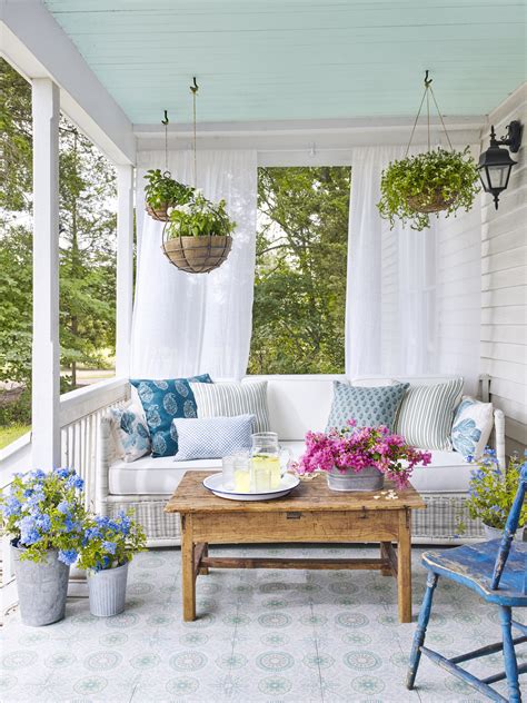 See how simple small front porch decorating can be! Pretty Front Porch Ideas - Eighteen25